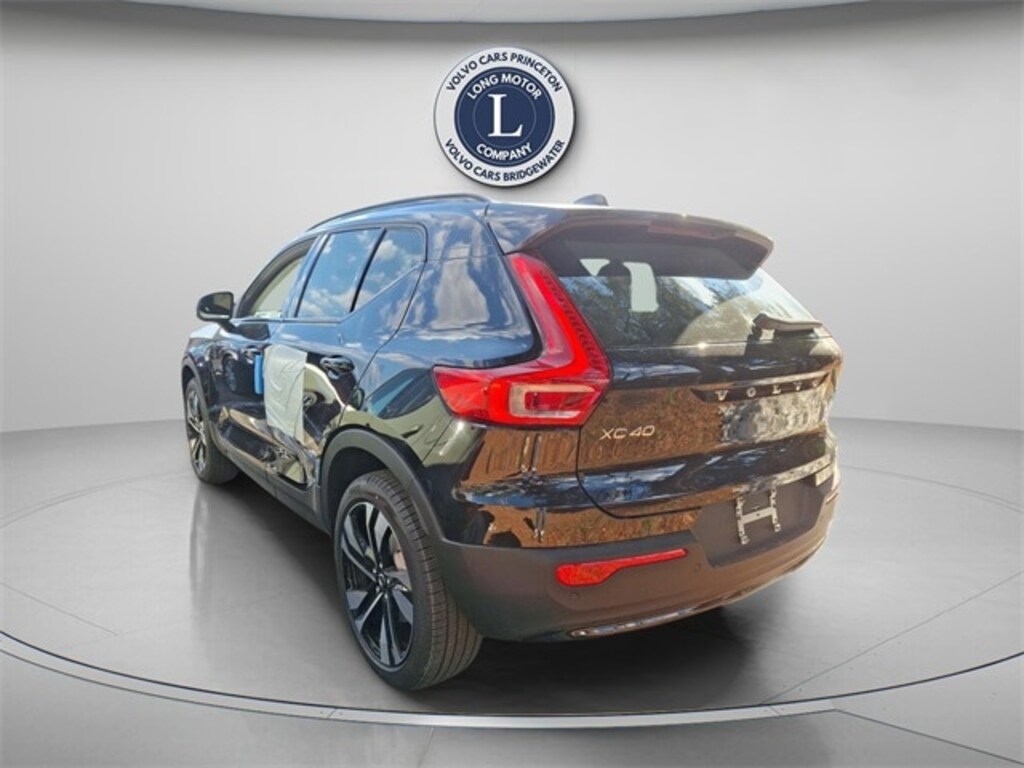 New 2025 Volvo XC40 B5 Ultra Dark Theme SUV