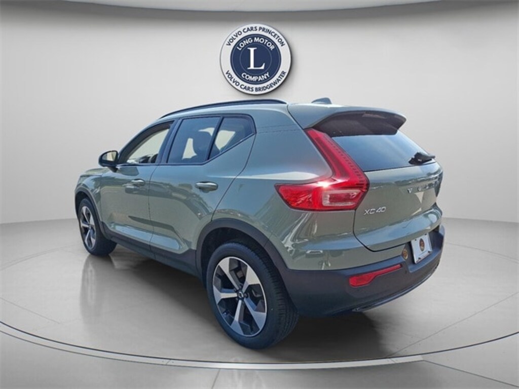 New 2025 Volvo XC40 B5 Plus Dark Theme SUV
