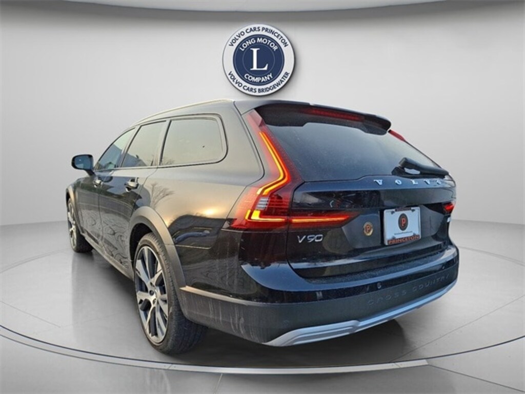 New 2025 Volvo V90 Cross Country B6 Wagon