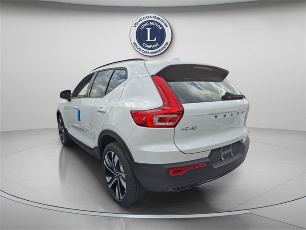 New 2025 Volvo XC40 B5 Plus Dark Theme SUV