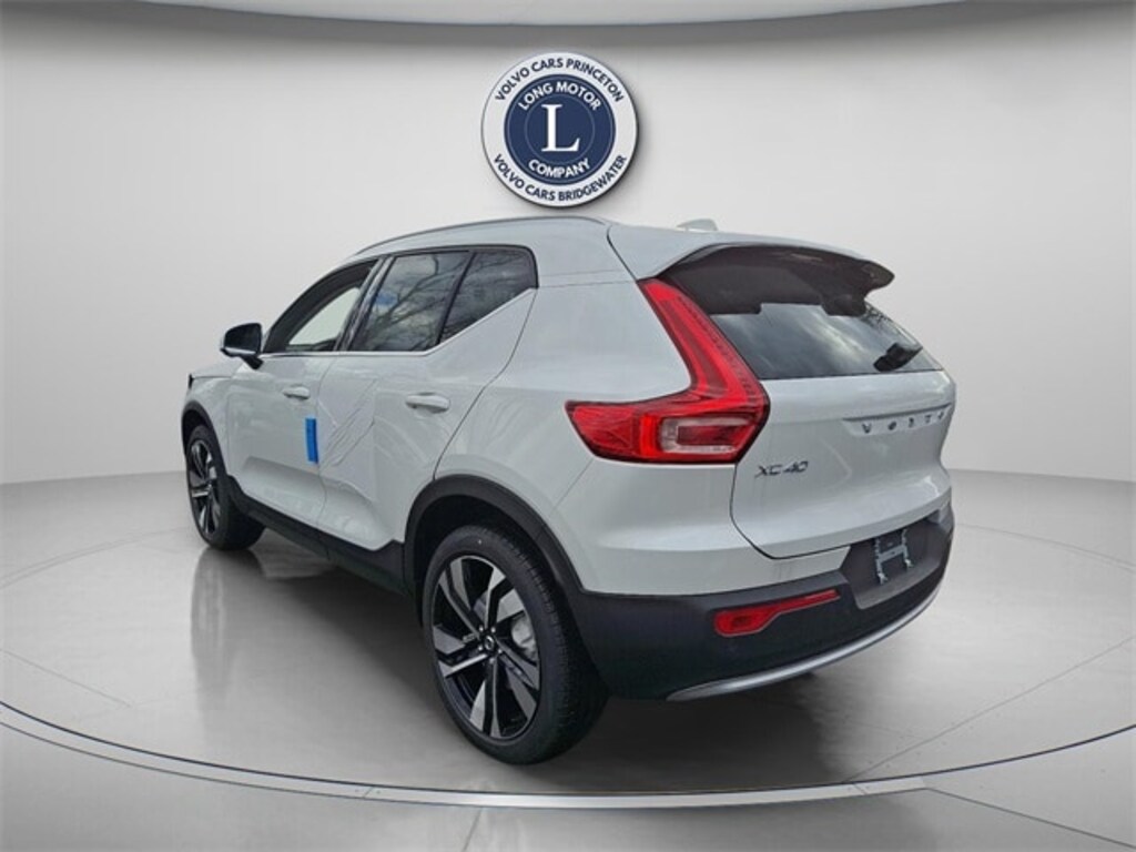 New 2025 Volvo XC40 B5 Plus Bright Theme SUV