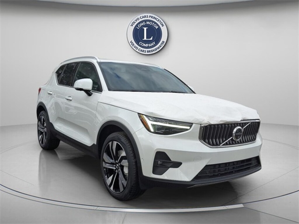 New 2025 Volvo XC40 B5 Plus Bright Theme SUV