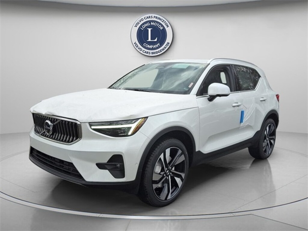 New 2025 Volvo XC40 B5 Plus Bright Theme SUV
