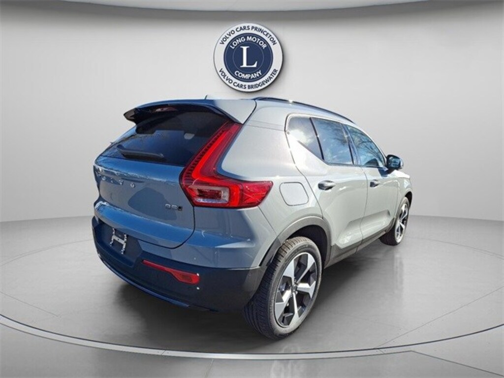 New 2025 Volvo XC40 B5 Plus Dark Theme SUV