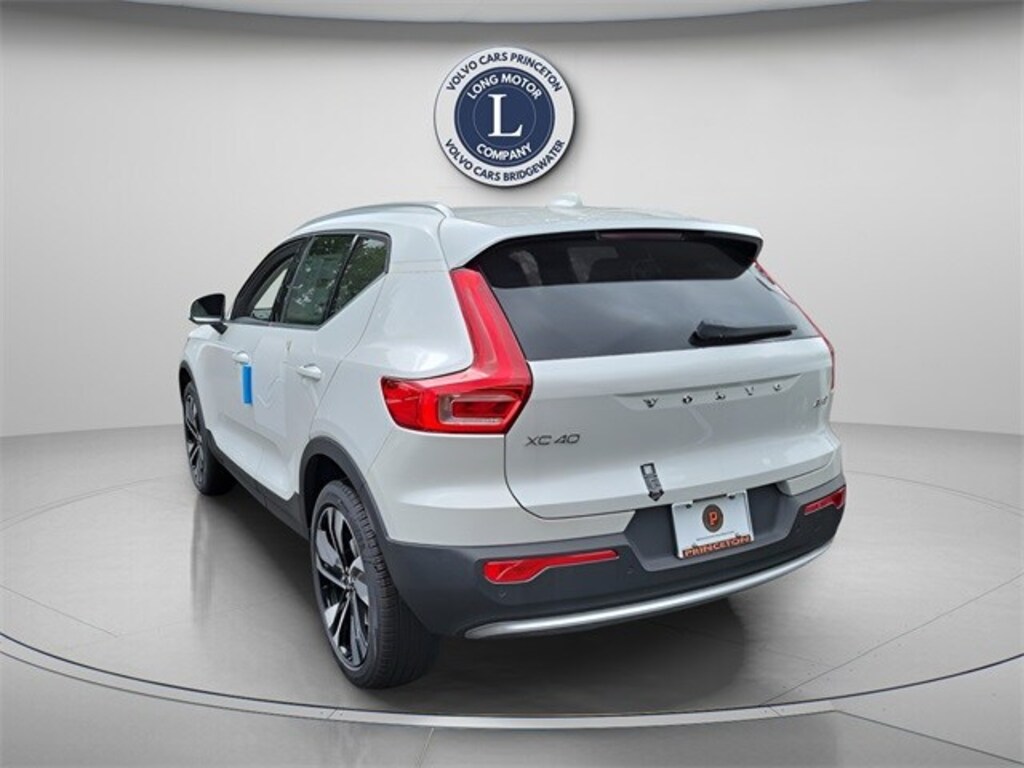 New 2025 Volvo XC40 B5 Ultra Bright Theme SUV