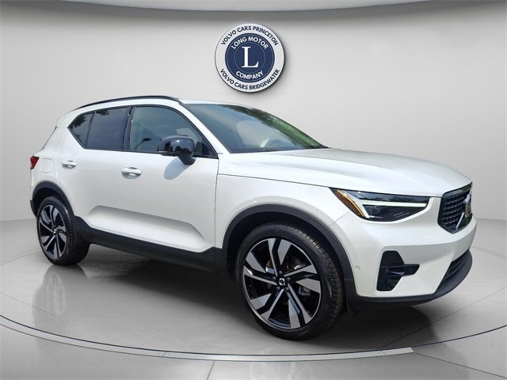 New 2025 Volvo XC40 B5 Ultra Dark Theme SUV