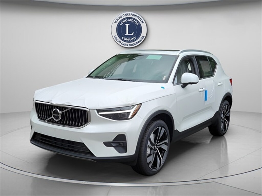 New 2025 Volvo XC40 B5 Ultra Bright Theme SUV