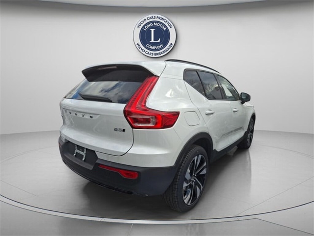 New 2025 Volvo XC40 B5 Plus Dark Theme SUV