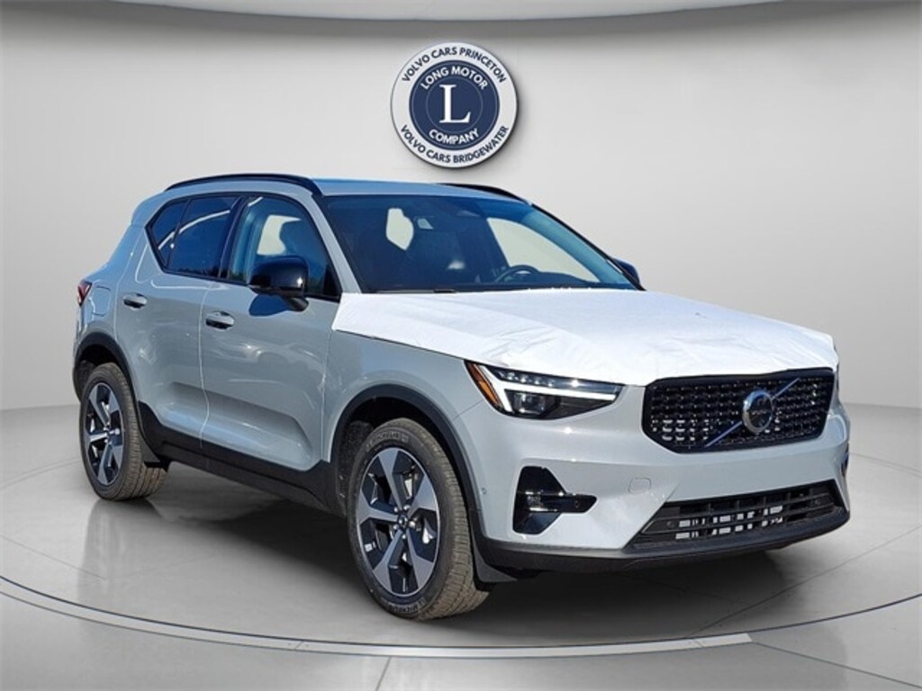 New 2025 Volvo XC40 B5 Plus Dark Theme SUV