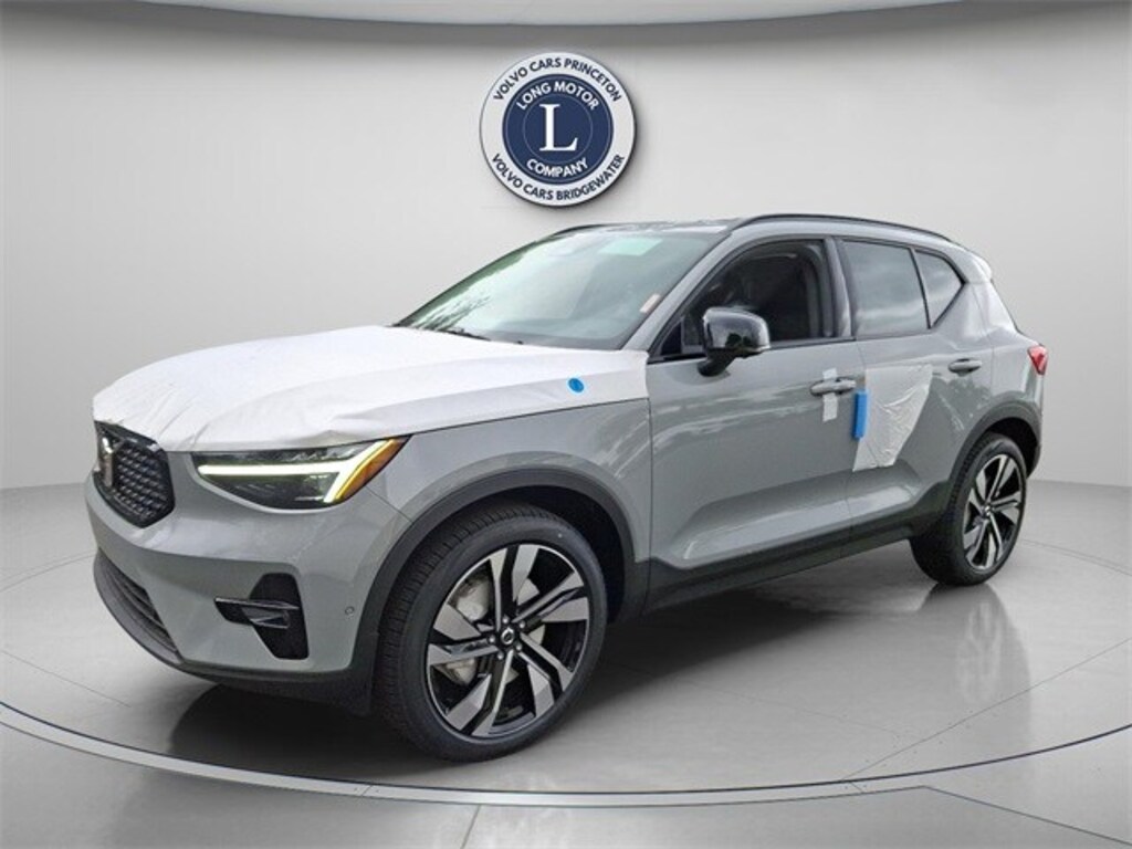 New 2025 Volvo XC40 B5 Ultra Dark Theme SUV