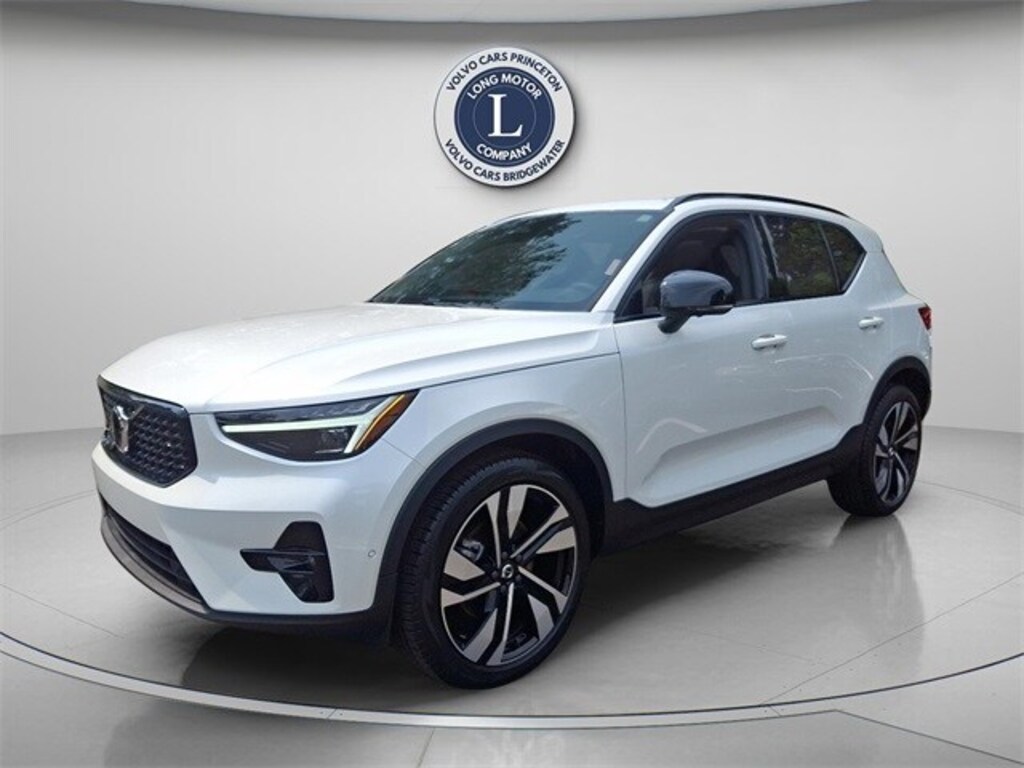New 2025 Volvo XC40 B5 Ultra Dark Theme SUV
