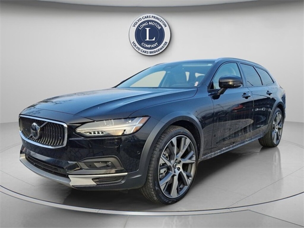 New 2025 Volvo V90 Cross Country B6 Wagon