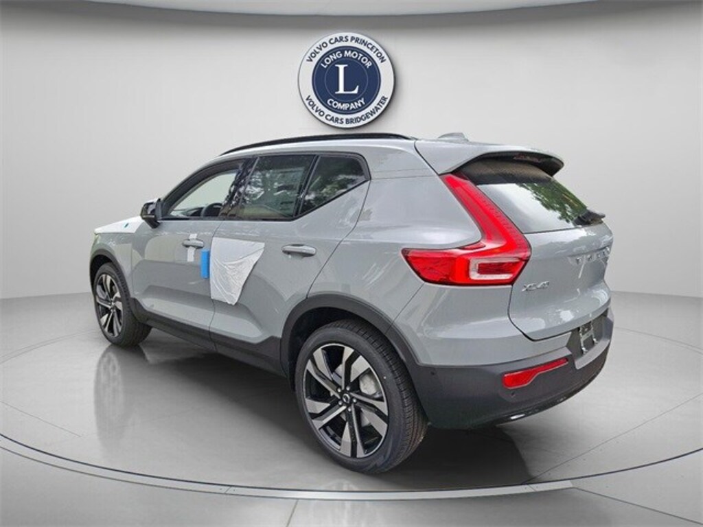 New 2025 Volvo XC40 B5 Ultra Dark Theme SUV