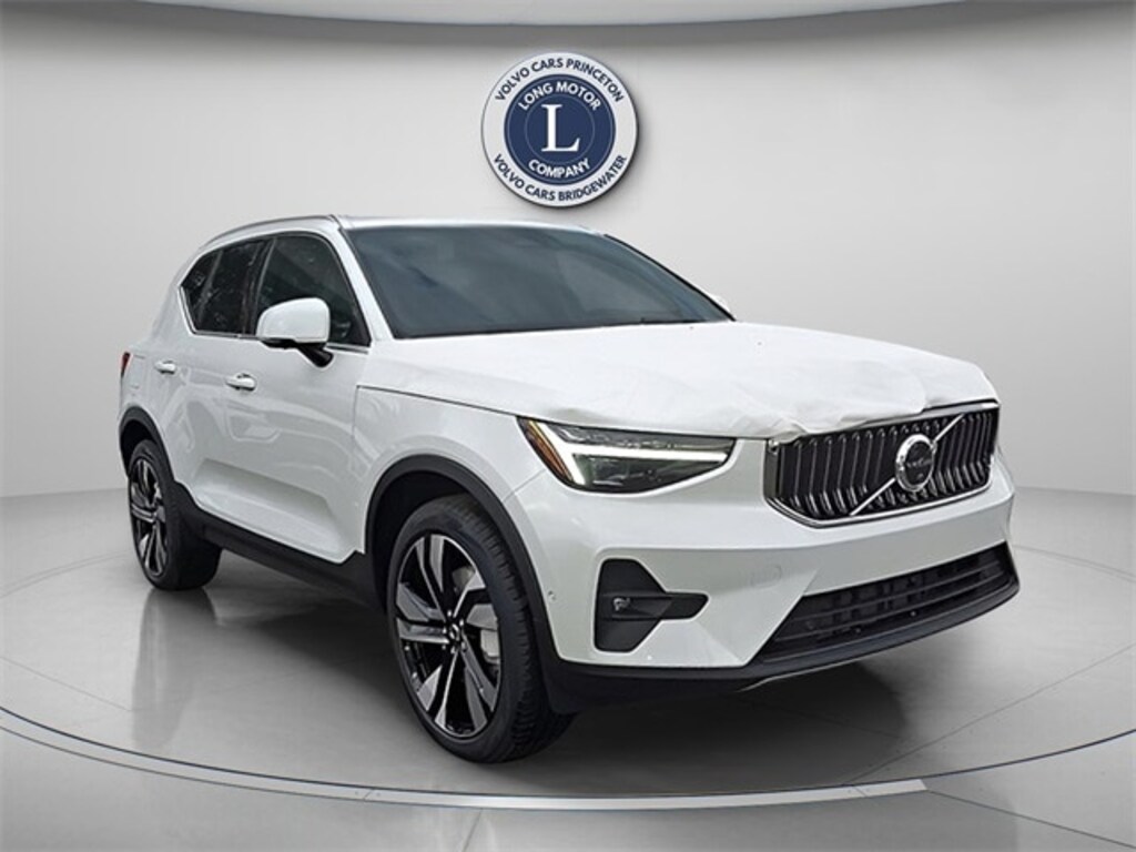 New 2025 Volvo XC40 B5 Plus Bright Theme SUV
