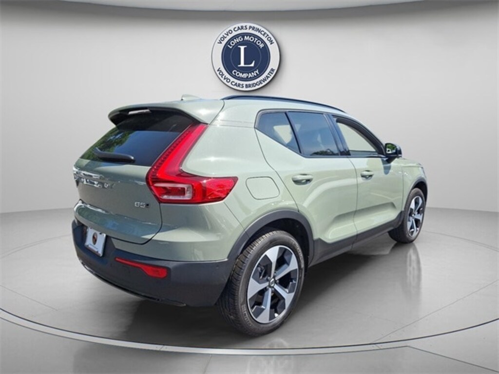 New 2025 Volvo XC40 B5 Plus Dark Theme SUV