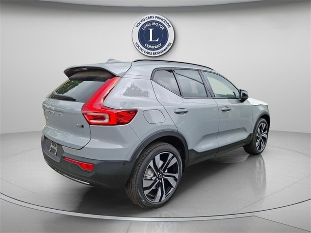 New 2025 Volvo XC40 B5 Ultra Dark Theme SUV