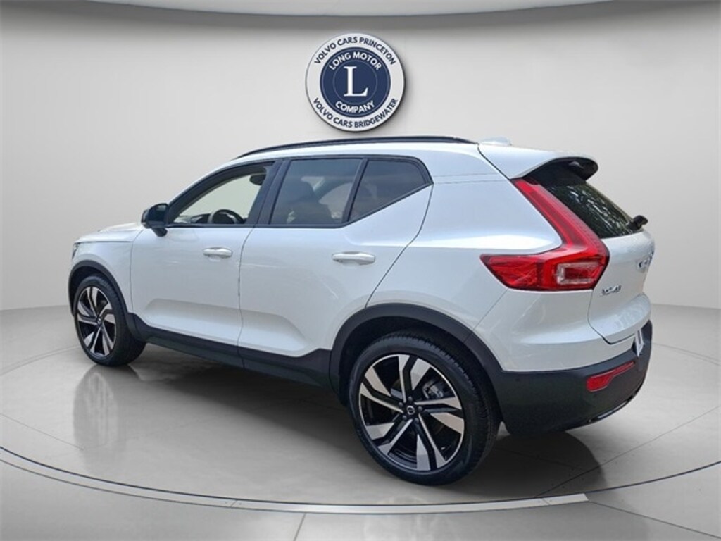 New 2025 Volvo XC40 B5 Ultra Dark Theme SUV