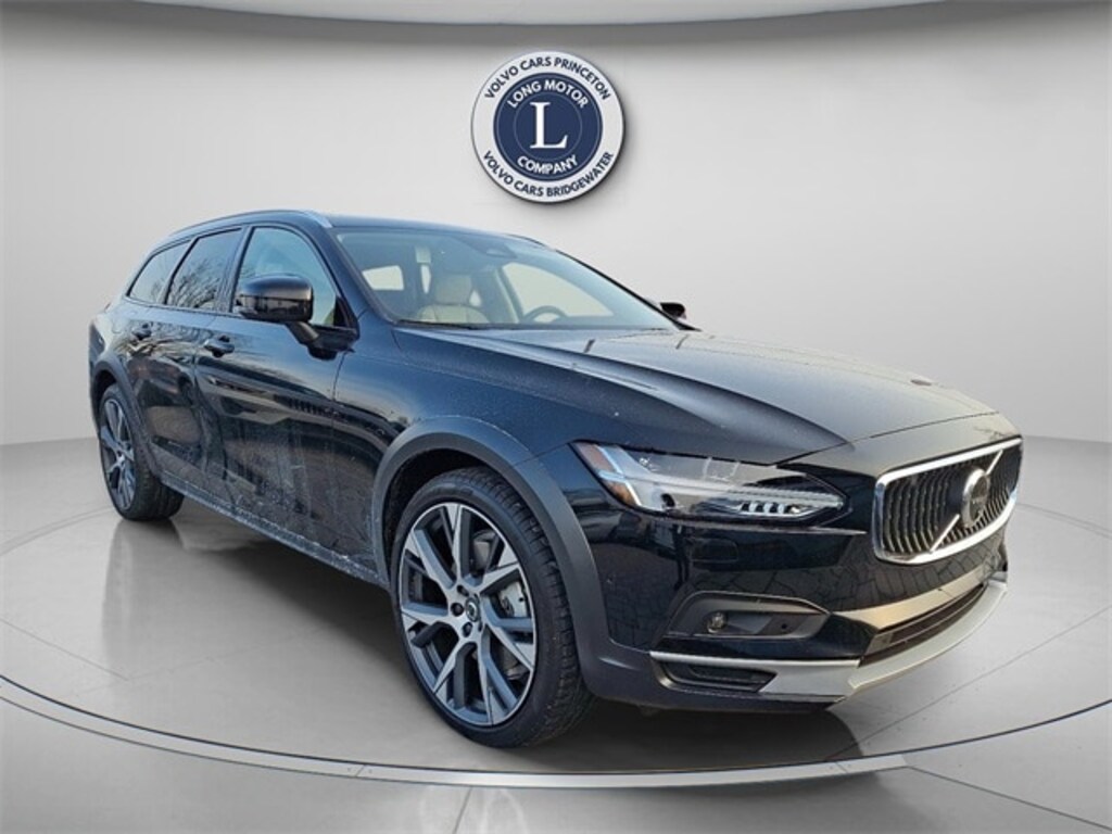 New 2025 Volvo V90 Cross Country B6 Wagon
