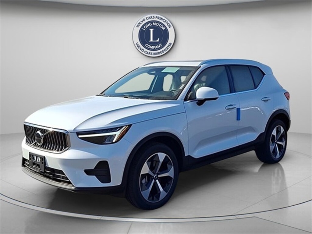 New 2025 Volvo XC40 B5 Core SUV