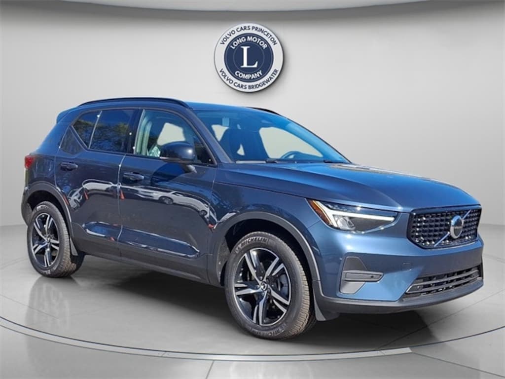 New 2026 Volvo XC40 B5 Core SUV