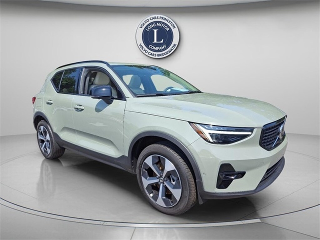 New 2025 Volvo XC40 B5 Plus Dark Theme SUV