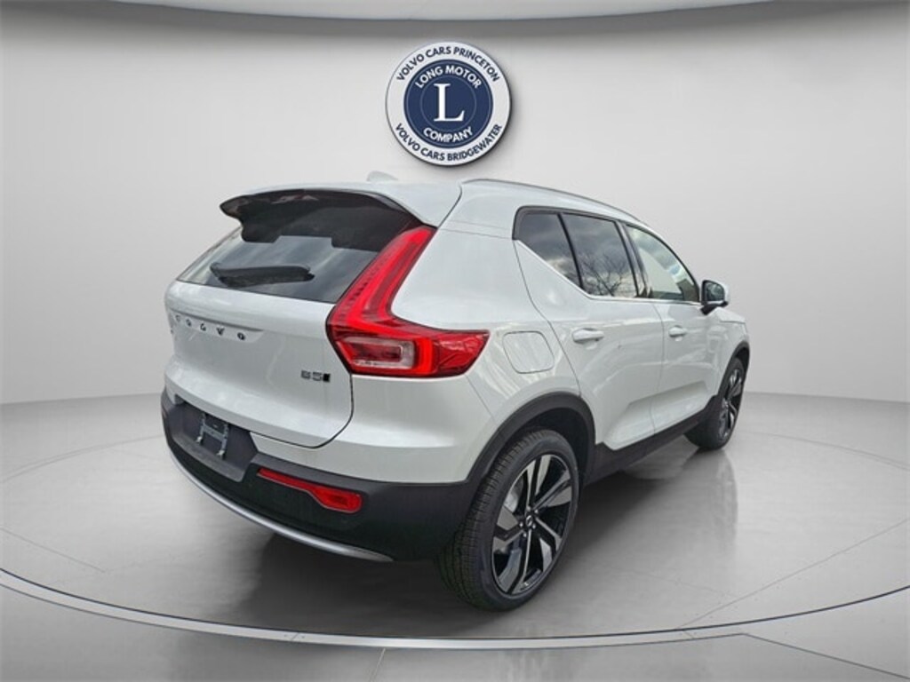 New 2025 Volvo XC40 B5 Plus Bright Theme SUV
