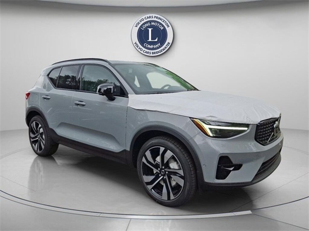 New 2025 Volvo XC40 B5 Ultra Dark Theme SUV