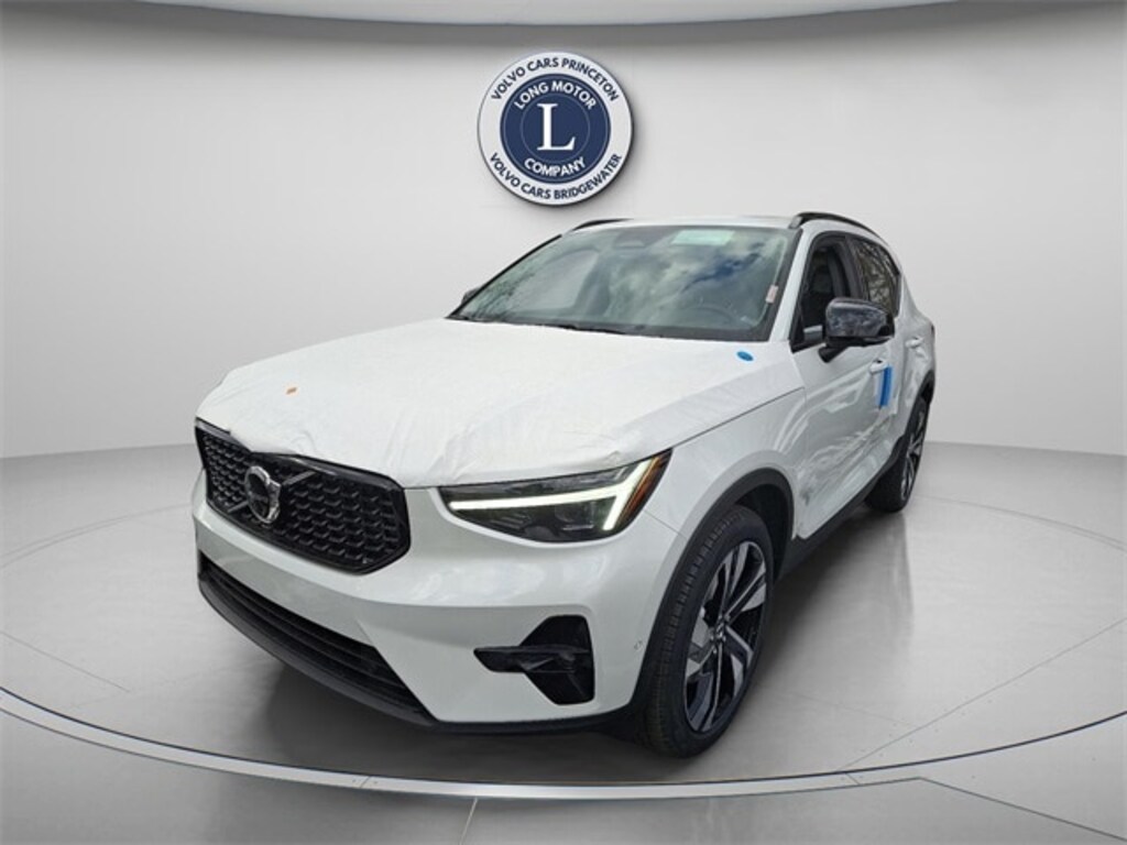 New 2025 Volvo XC40 B5 Plus Dark Theme SUV