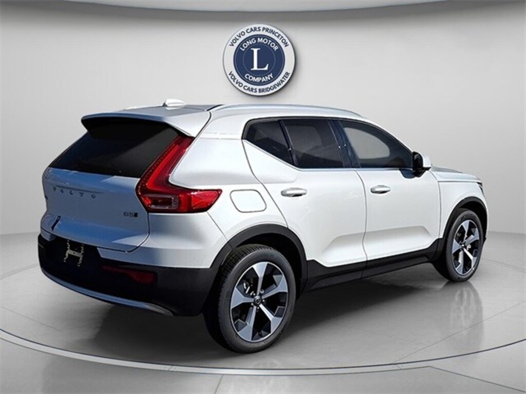 New 2025 Volvo XC40 B5 Core SUV