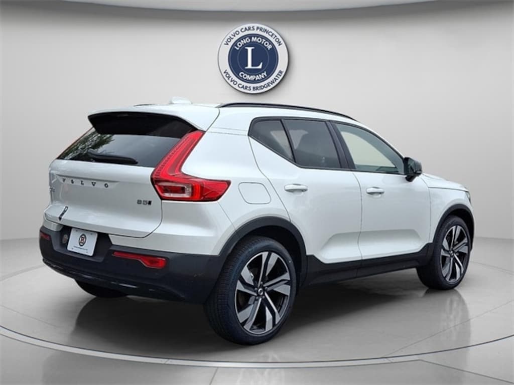 New 2025 Volvo XC40 B5 Ultra Dark Theme SUV