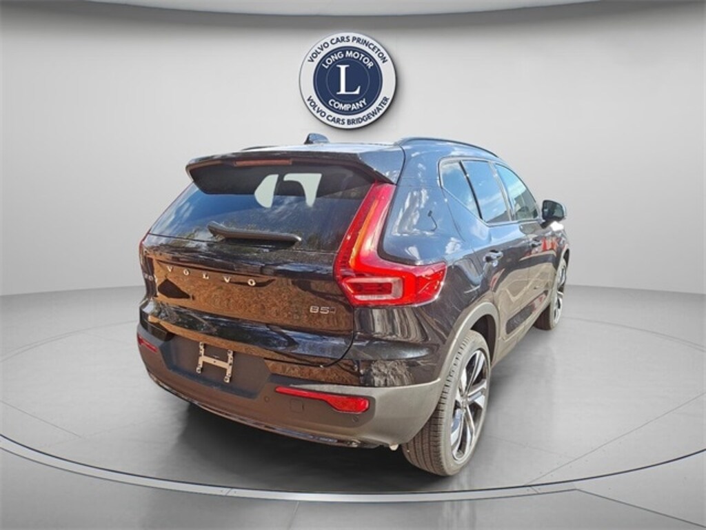 New 2025 Volvo XC40 B5 Ultra Dark Theme SUV