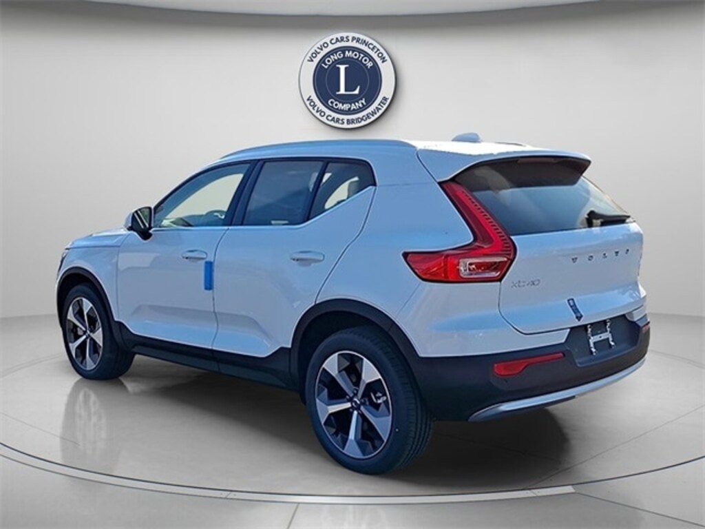 New 2025 Volvo XC40 B5 Core SUV