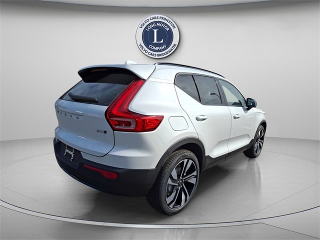 New 2025 Volvo XC40 B5 Plus Dark Theme SUV