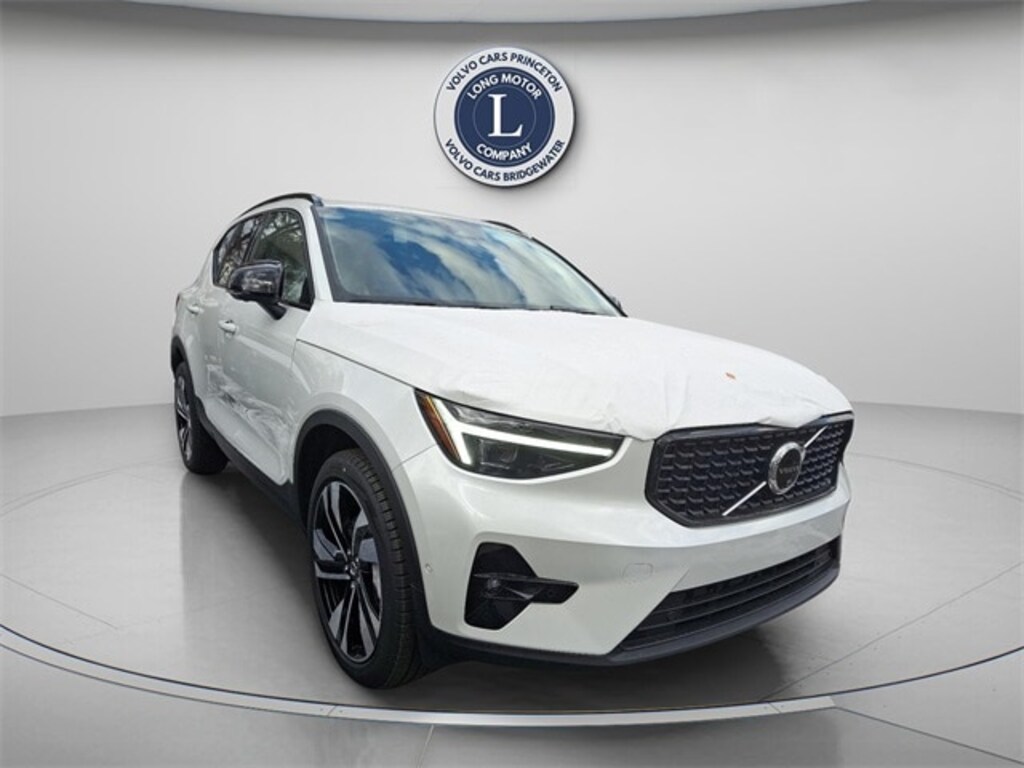 New 2025 Volvo XC40 B5 Plus Dark Theme SUV