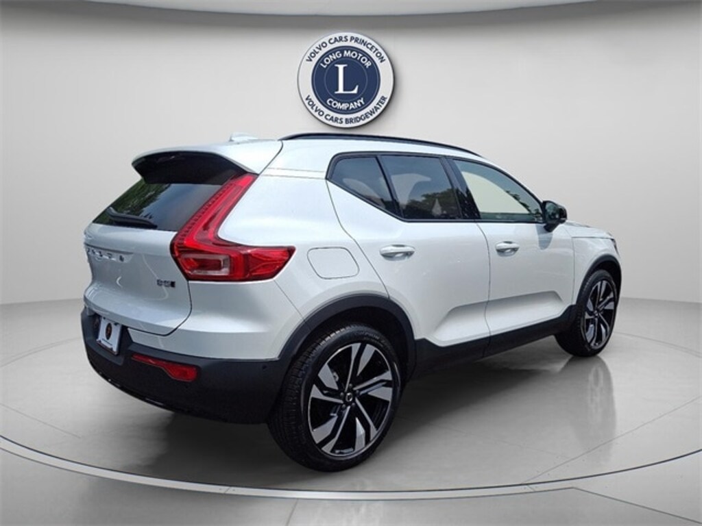 New 2025 Volvo XC40 B5 Ultra Dark Theme SUV