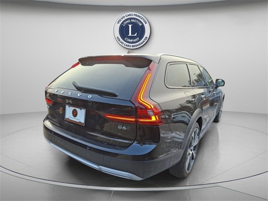 New 2025 Volvo V90 Cross Country B6 Wagon