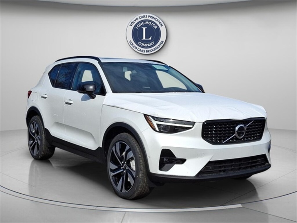New 2025 Volvo XC40 B5 Plus Dark Theme SUV