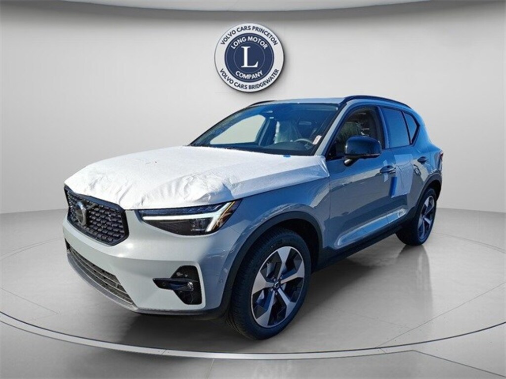 New 2025 Volvo XC40 B5 Plus Dark Theme SUV