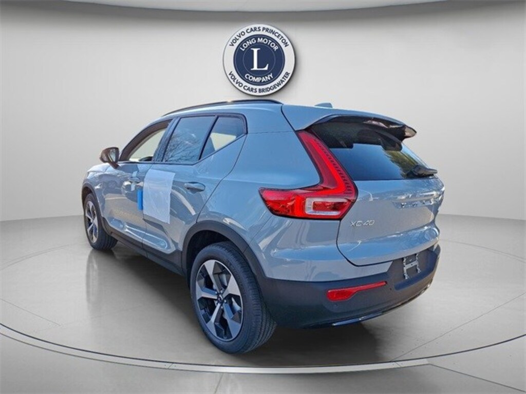 New 2025 Volvo XC40 B5 Plus Dark Theme SUV