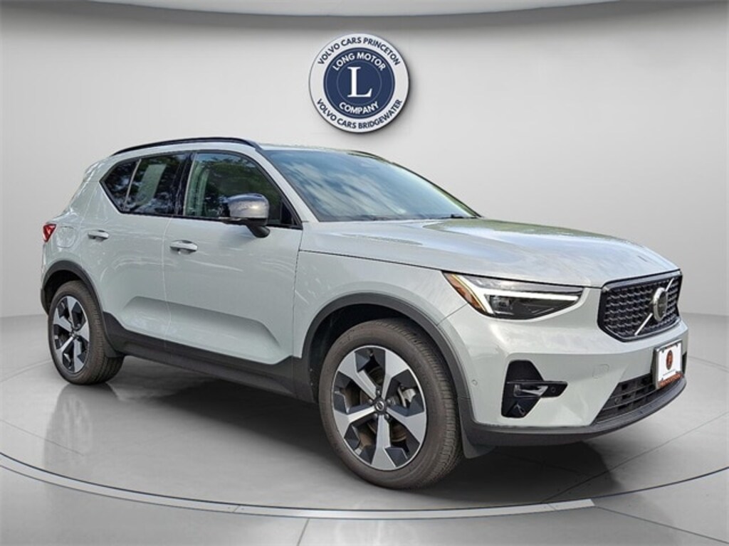 New 2025 Volvo XC40 B5 Plus Dark Theme SUV