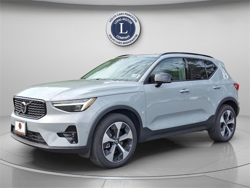 New 2025 Volvo XC40 B5 Plus Dark Theme SUV