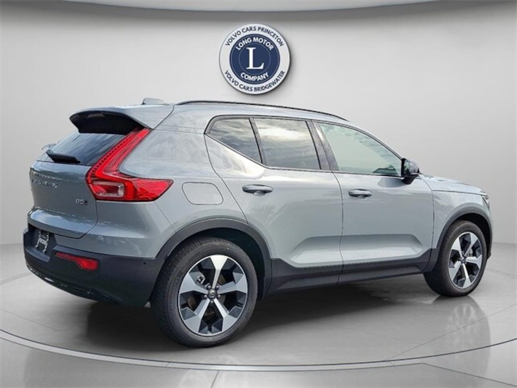 New 2025 Volvo XC40 B5 Plus Dark Theme SUV