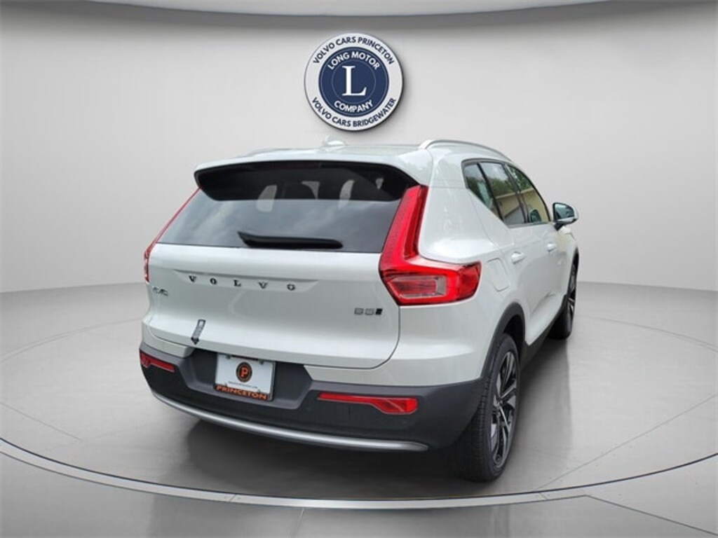 New 2025 Volvo XC40 B5 Ultra Bright Theme SUV
