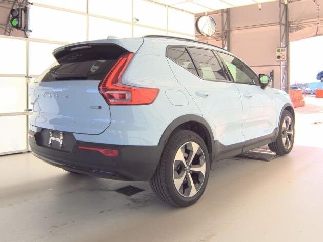 2025 Volvo XC40 Plus photo 3