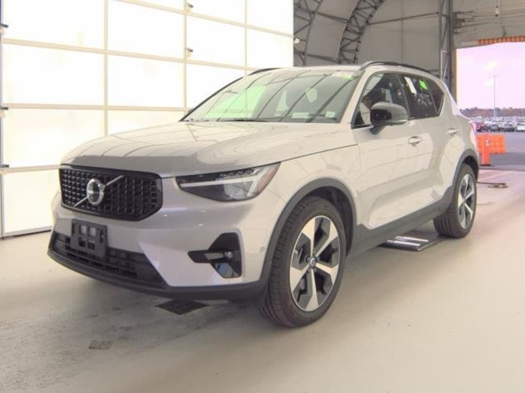 Certified 2025 Volvo XC40 B5 Plus Dark Theme SUV