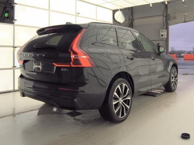 2025 Volvo XC60 B5 Plus photo 2