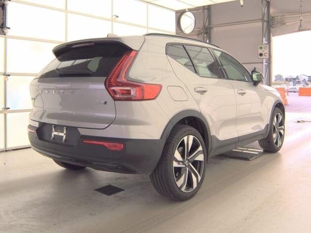 2025 Volvo XC40 Plus photo 2