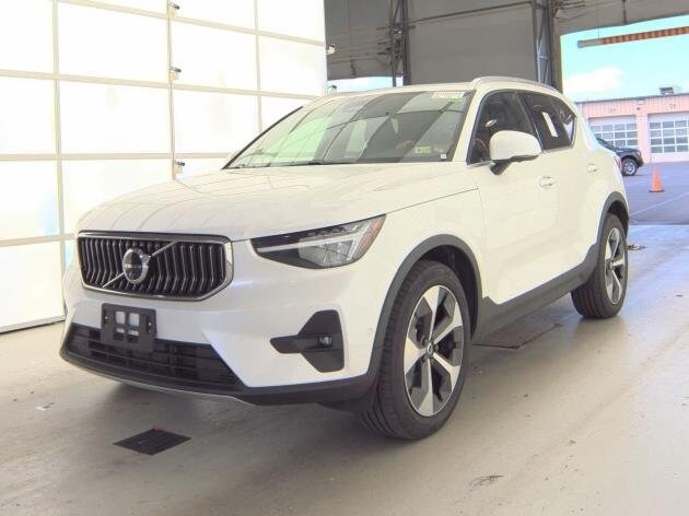 2025 Volvo XC40 Plus photo 2
