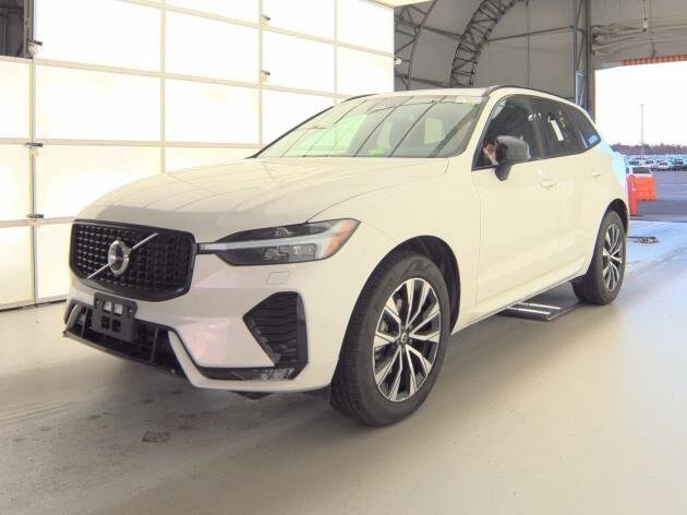 2025 Volvo XC60 B5 Core photo 2