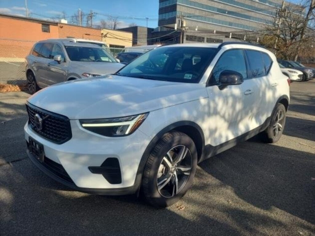 Certified 2024 Volvo XC40 B5 Core SUV